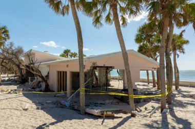 Milton Kasırgası 'nın Florida' daki Manasota Key üzerindeki sonuçları. Deniz kıyısındaki yıkılmış evler. Fırtına şiddetli hasar verdi..