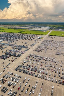 Üretim fabrikası deposuna yeni araba ithalatı veya ihracatı.