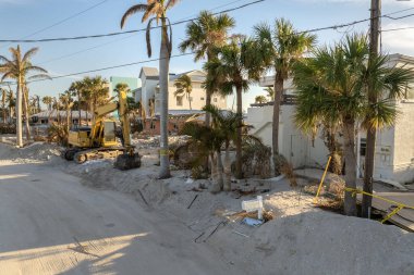 Florida 'daki Milton Kasırgası' ndan sonra ağır hasar gören evlerden yığınla çöp. Englewood 'daki Manasota Key' de enkaz var. Kasırga sonrası temizlik.