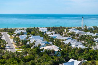 ABD 'de birinci sınıf konut geliştirme. Boca Grande 'deki yeşil palmiye ağaçları arasında pahalı rıhtım evleri güneybatı Florida' daki Gasparilla Adası 'nda küçük bir kasaba..