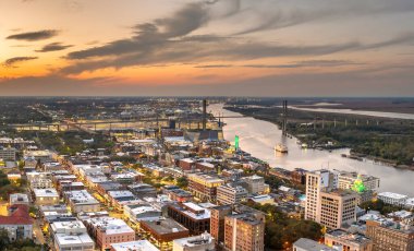 Savannah, Georgia 'da. Rıhtımlı Amerikan mimarisi. Aydınlatılmış sokaklar ve tarihi binalar..