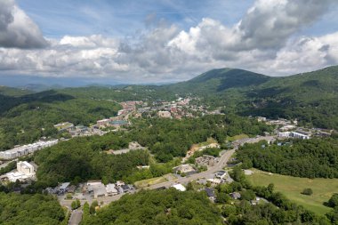 Blue Ridge Dağları 'ndaki küçük bir kasaba. Boone, Kuzey Carolina. Dar sokakları ve tarihi binaları olan kırmızı tuğlalı mimari Appalachian Dağları. Popüler turizm merkezi.