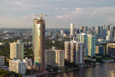 Yüksek konutlu apartman şantiyesinde bir vinç. Miami 'de gayrimenkul geliştirme.