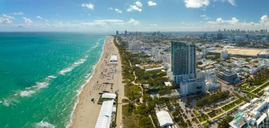 Miami Beach City 'nin güney sahil şeridinin yukarısından görüntü. South Beach yüksek lüks oteller ve apartmanlar. Güney Florida, ABD 'deki turizm altyapısı.
