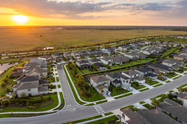 Florida 'nın güneybatısındaki yeşil palmiye ağaçları arasında pahalı malikaneler. Zengin yerleşim yerlerinin hava manzarası.