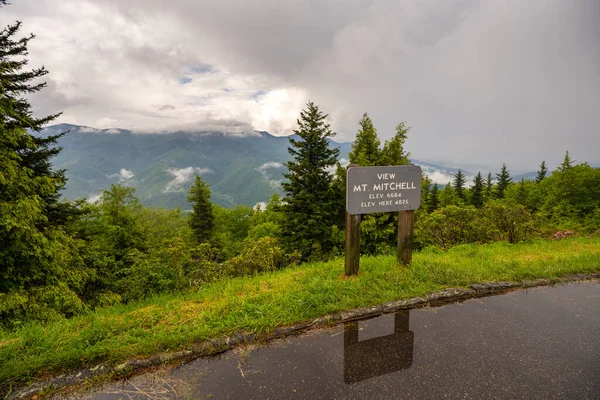 Mitchell Dağı Blue Ridge Parkway 'e bakıyor. Kuzey Carolina Appalachian dağlarında manzaralı bir yolculuk..