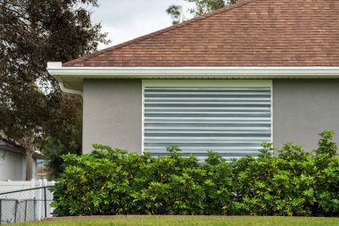 Kasırgadan korunmak için camları çelik kepenklerle kapatılmış. Florida 'daki doğal felaketten önce koruyucu tedbirler.