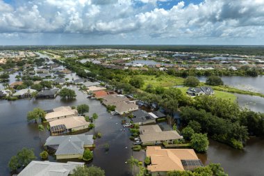 Florida yerleşim bölgesindeki kasırga yağmur sularından evleri su basmış. ABD 'nin güneyindeki doğal afet sonrası.