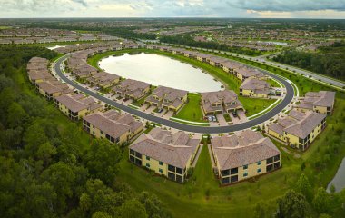 Güney Florida 'da kapalı yaşam kulüplerinde, yoğun bir şekilde inşa edilmiş konut havuzlarının manzarası. Amerikan banliyölerinde emlak gelişimine örnek olarak Amerikan rüya evleri.