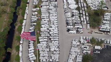 FT Myers, Florida 'daki bayilik otoparkında satılığa çıkmış yeni karavanların hava manzarası. ABD 'de karavan endüstrisi