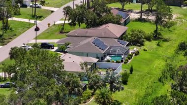 Geniş yüzme havuzu üzerinde verandası olan bir Amerikan özel evi. Sıcak Florida yaz güneşinde havuz suyunda yaşamak ve iyi vakit geçirmek kavramı..