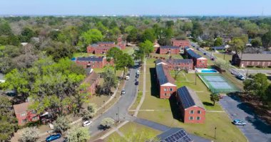 Solar çatısı olan apartmanlar. Temiz ekolojik elektrik enerjisi üretmek için mavi fotovoltaik paneller. Yenilenebilir elektrik kavramına yatırım.