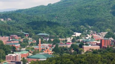 Boone, Kuzey Carolina. Appalachian dağlarındaki tarihi Amerikan şehir mimarisi. Watauga County, ABD 'deki eski şehir. Yukarıdan sokaklar ve tarihi binalar