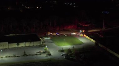 Florida 'da şehir caddesinde araba kazası. Dikkati dağılmış sürüş ve hız sonucu. ABD 'de trafik kazasında acil servis