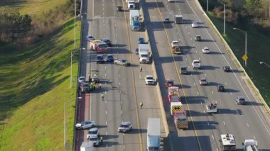 Kentucky 'de yüksek hızlı otobanda trafik kazası. Acil servis personeli ABD 'de otoyolda araba kazası kurbanlarına yardım ediyor.
