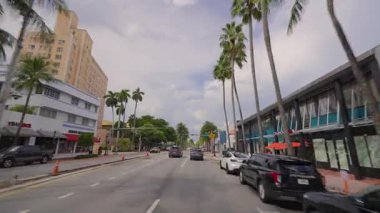 Florida 'da Amerikan caddesinde Miami Beach turistik bölgesinde araba gezintisi.