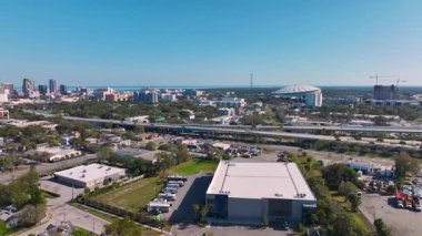 St. Petersburg, Florida, ABD 'nin kıyı şehri. Tampa Körfezi 'nin modern mimarisi ve manzaralı şehir merkezi.