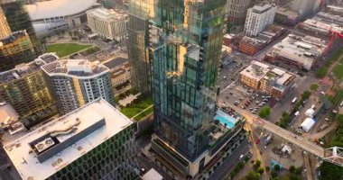 Günbatımında modern mimarisi olan Nashville şehir merkezi silueti. ABD modern şehir manzarası