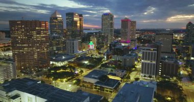 Tampa şehir merkezi, Florida, ABD. Şehir sokaklarında araba trafiği ve aydınlık gökdelen binaları. Amerika 'ya seyahat