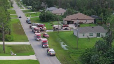 Florida yerleşim yerindeki karbon monoksit kazasına acil servis personeli cevap veriyor. Özel evin yangın tehlikesini araştıran ilk ekipler.