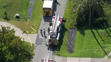 İtfaiyeci kamyonları banliyö evinin yangın alarmında. Florida 'daki potansiyel yangın tehlikesine ilk müdahale ekibi.