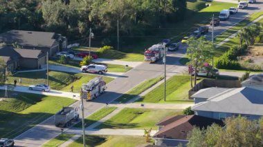 Yangın alarmına ilk müdahale ekipleri yangını söndürmeye hazır olarak geldi. Acil servis personeli Florida 'daki potansiyel yangın tehlikesine müdahale ediyor.