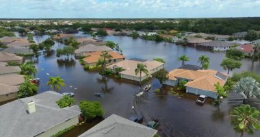 Debby Kasırgası, Sarasota, Florida 'daki Laurel Meadows yerleşim bölgesindeki sokağı sular altında bıraktı. Kurbanların tekneleri, yerleşim bölgelerindeki kırsal evler arasındaki sel sularında yüzüyor.