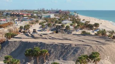 Milton Kasırgası temizlik sonrası. Kasırga sonrası kum boşaltım alanı sakinleri için kum alıcısı. Manasota Key 'deki Englewood Sahili' nde büyük kum yığınları var.