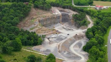 Dağ yamacında kireçtaşı ocağı olan endüstriyel açık maden sahası.