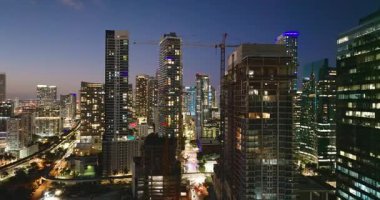 Miami kentsel bölgesinde gayrimenkul geliştirme. Gün batımında yüksek konutlu inşaat alanındaki vinçleri kaldırmak
