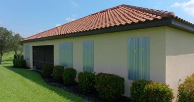 Kasırganın ev pencerelerini koruması için çelik fırtına kepenkleri. Florida 'daki doğal felaketten önce koruyucu tedbirler.