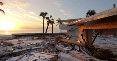 Fırtına, kasırga sonrası okyanus kıyısındaki konut evlerinde şiddetli hasara yol açıyor. Florida 'da doğal afet sonuçları