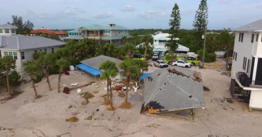 Fırtına, Florida, Englewood 'daki Milton Kasırgası' ndan sonra limandaki evlerde ciddi hasara yol açtı. Körfez kıyısındaki yıkılmış evler