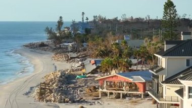 Fırtına, Florida, Englewood 'daki Milton Kasırgası' ndan sonra limandaki evlerde ciddi hasara yol açtı. Körfez kıyısındaki yıkılmış evler