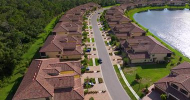 Modern apartman daireleri ve peyzajlı çevresiyle Florida 'nın varoş yerleşim yeri, ABD' deki konut eğilimlerini gösteriyor.