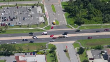 Çekici kamyon kaza yerinde kaza yapmış. Amerikan caddesindeki araba kazasına acil servis personeli ve araçlar müdahale ediyor.