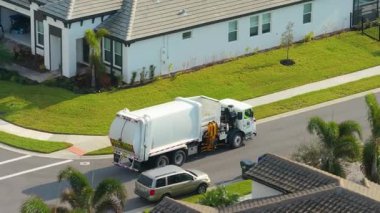 Florida 'nın kaldırım kenarındaki çöp tenekelerini toplayan bir çöp kamyonu.
