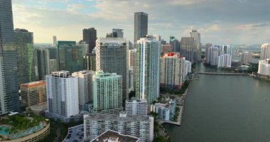 Miami Brickell şehir merkezi, Florida, ABD gün batımında. Modern Amerikan şehrinde liman manzaralı gökdelen binaları