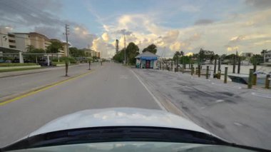 ABD şehir taşımacılığı konsepti. Venice caddesinde araba sürüyor. Florida yolu trafiği hareketli