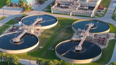 Suyun doğal kaynaklardan işlenmesi ve arıtılmasına yönelik su arıtma tesisi, kamu tüketimi ve çevre kullanımı için temiz ve güvenli su üretmek amacıyla kirleticilerin kaldırılması