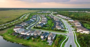 Kırsal ABD banliyölerindeki Amerikan sosyal konutları. Florida 'nın güneybatısındaki küçük bir kasabadaki büyük yerleşim yerlerinin görüntüsü.