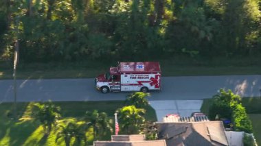 Florida yolundaki acil duruma müdahale eden itfaiye aracı görüntüsü, acil durum ışığı ve servis amblemi gösteriyor.