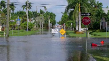 Florida 'da Milton Kasırgası' ndan sonra sokakları su bastı. Punta Gorda kasabasında kapalı tabelalar araba sürüşünü engelliyor. Doğal afet konsepti sırasında ulaşımın güvenliği