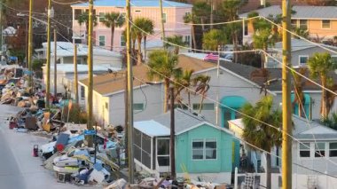 Kasırga sonrası temizlik. Florida 'da yol kenarındaki enkaz yığınları. Şiddetli hasar gören evlerden gelen çöpler. Doğal afetin sonuçları.