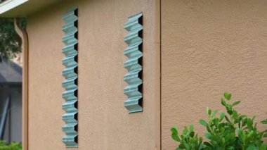 Kasırga pencereleri korumak için çelikten yapılmış panjurlar. Florida 'daki doğal felaketten önce koruyucu tedbirler.