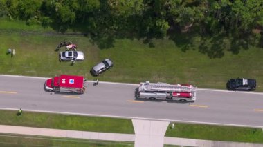 Sağlık görevlileri, Amerikan otoyolundaki kaza alanında yaralı sürücüye sedyede yardım ederken kaza yapmış.