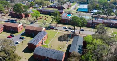 Temiz ekolojik elektrik enerjisi üretmek için konut binalarının güneş çatıları üzerindeki fotovoltaik paneller. Sıfır emisyon kavramı ile yenilenebilir elektrik.