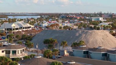 Manasota Key 'deki Englewood Sahili' ndeki Charlotte County kum alıcı bölgesinde Milton Kasırgası 'nın ardından temizlik yapılırken kum yığınları.
