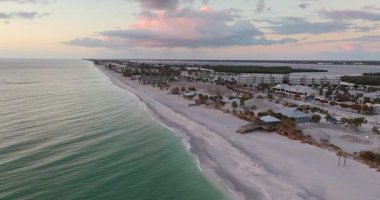 Yıkıma ya da onarıma ihtiyacı olan yıkılmış bir bina. Fırtına dalgaları ve rüzgâr yüzünden ev çatısı hasar gördü ve Florida 'da kasırga üstüne duvarlar çöktü.