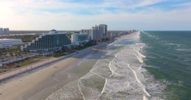 Florida 'nın Daytona Beach şehrinin yukarıdan görüntüsü. Kumlu sahil ve Atlantik Okyanusu yakınlarındaki lüks oteller ve apartmanlar.